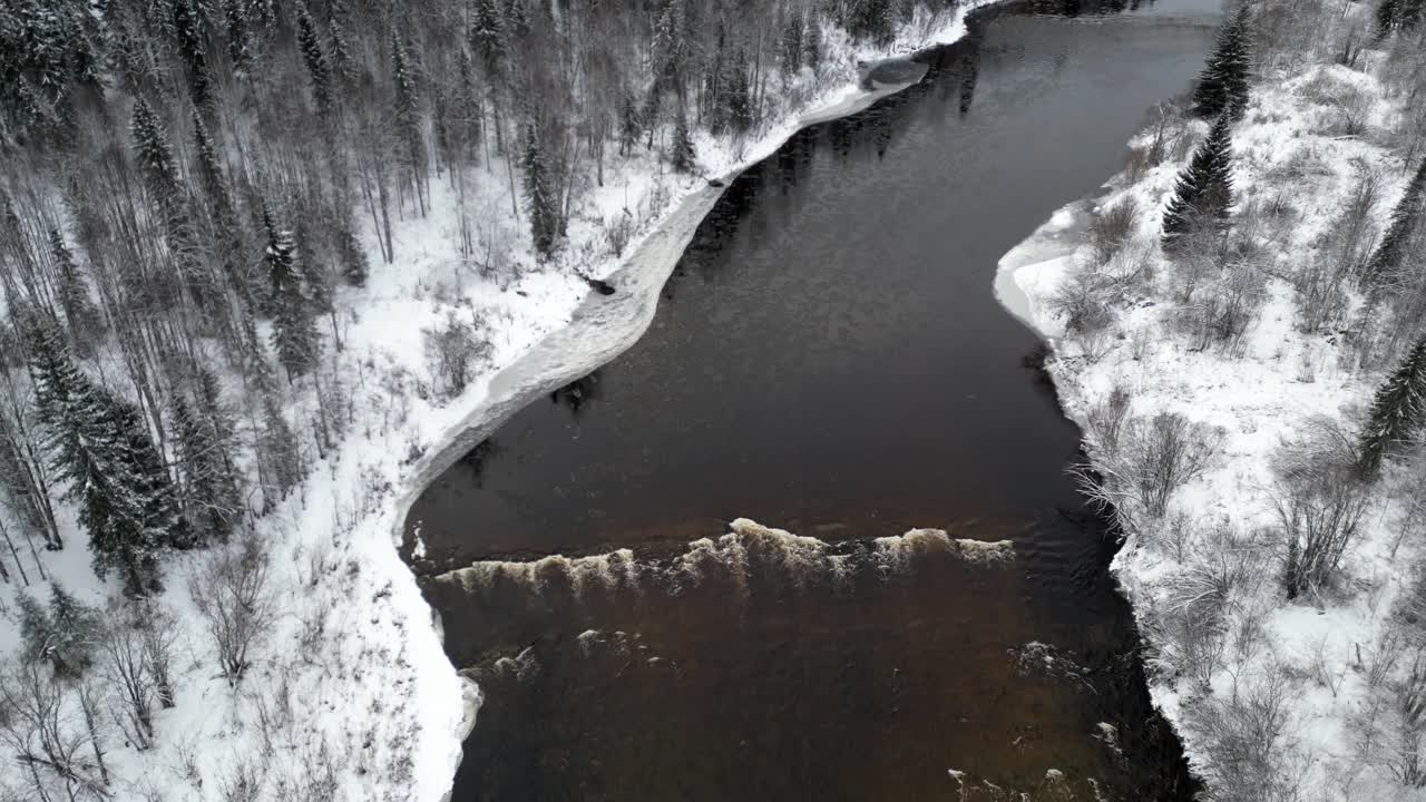无人机镜头飞过结冰的河视频下载