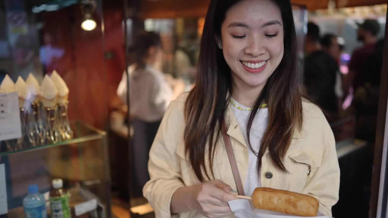一位在大阪的女游客在京都夜市吃日本静冈奥登视频下载
