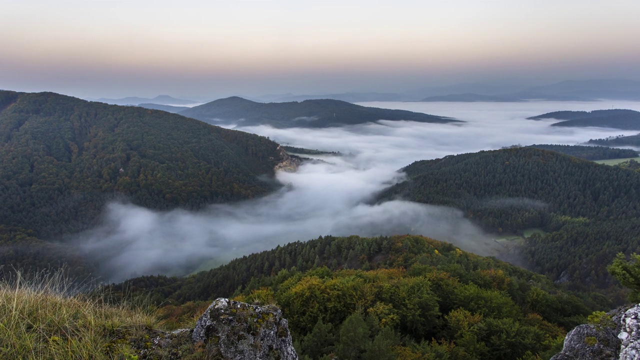 时光流逝，秋日美景落在岩斯洛伐克，白云索洛夫视频下载