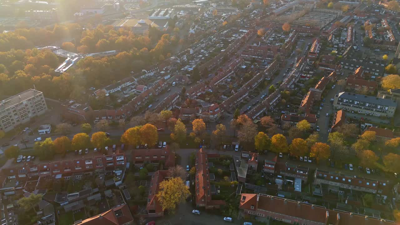 荷兰希尔弗瑟姆市的住宅区，有秋天的树木视频下载
