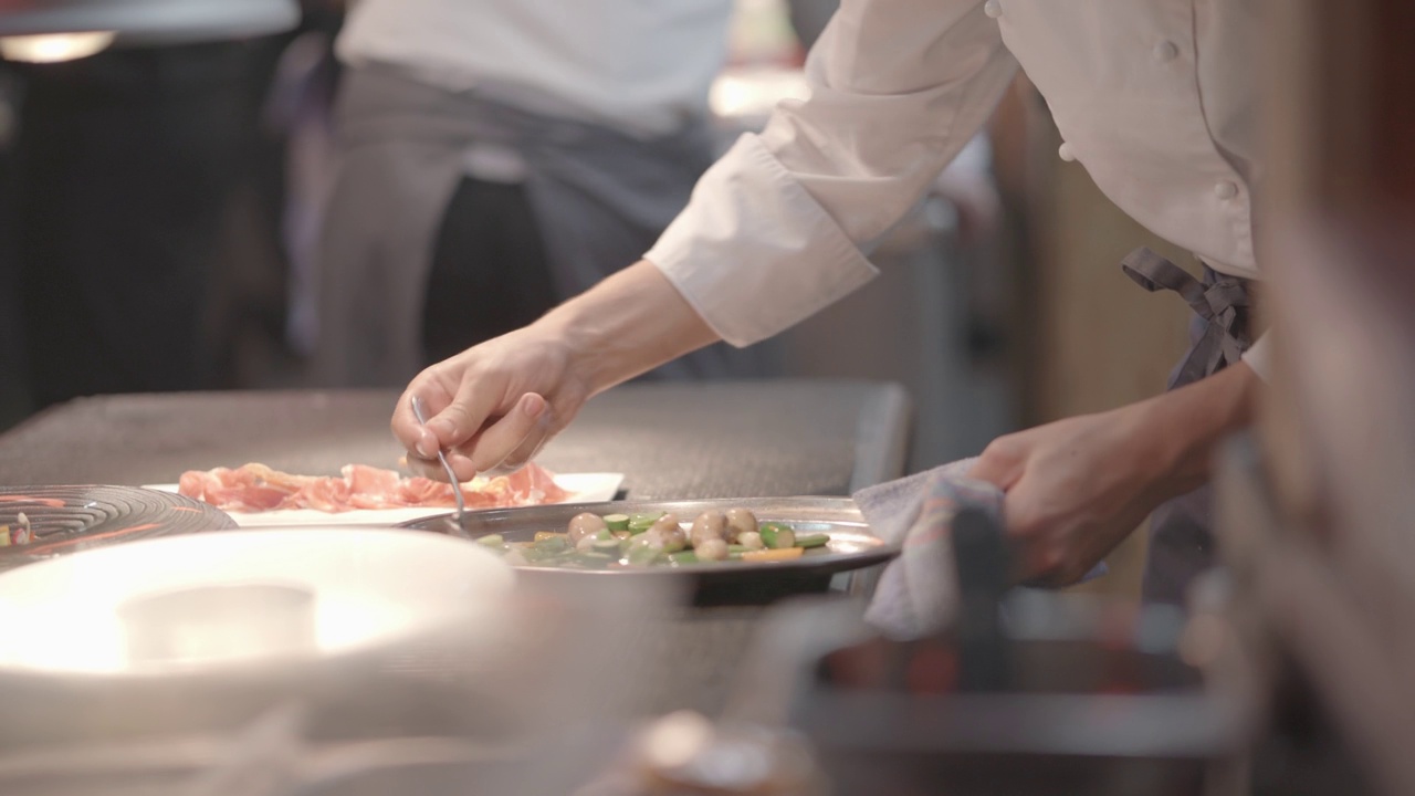 厨房工作人员在餐厅制作美味的食物食谱视频下载