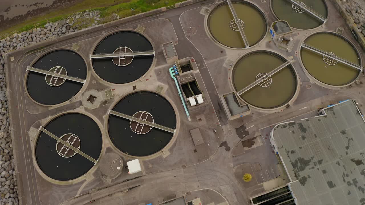 大型污水处理厂污水桶配有监控平台、天线视频素材