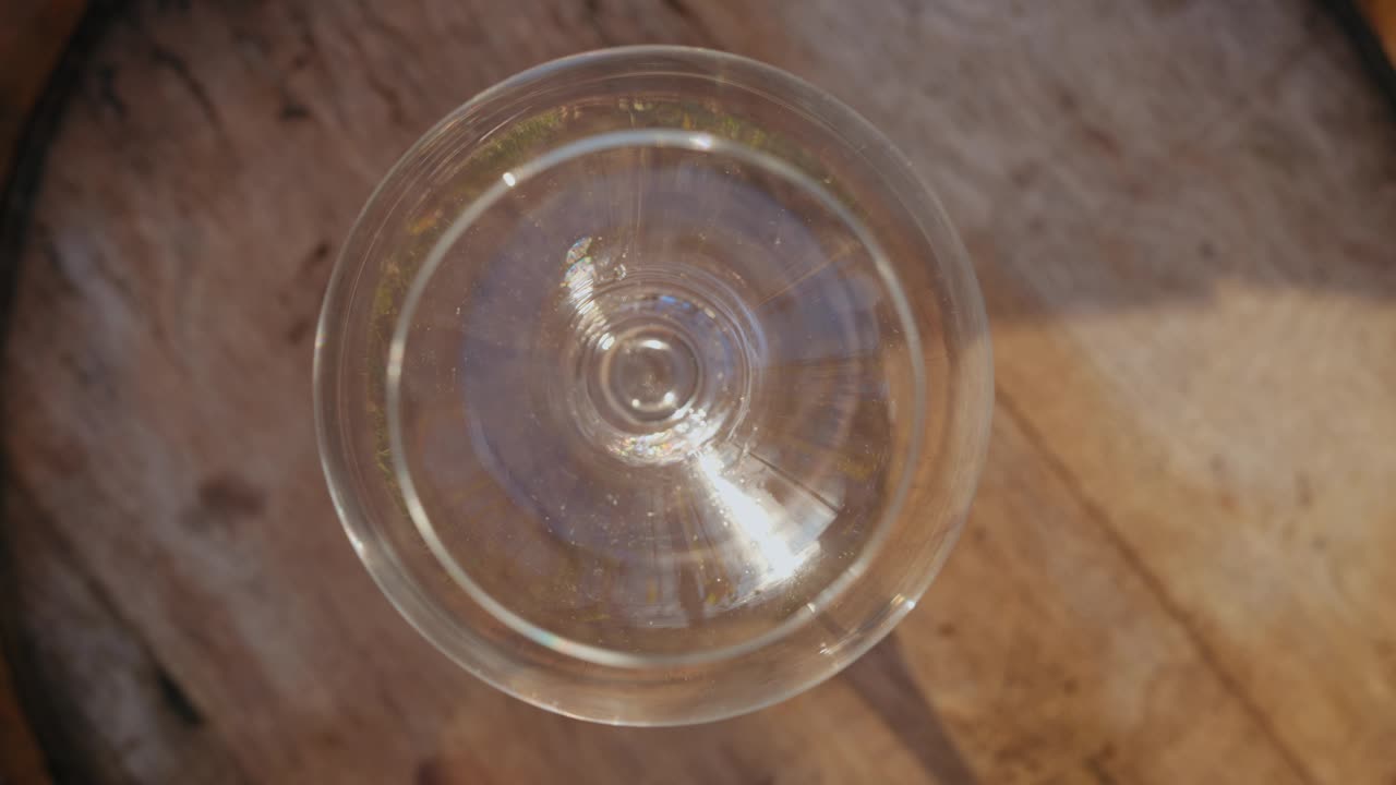 往玻璃杯里倒白葡萄酒，俯视图视频下载