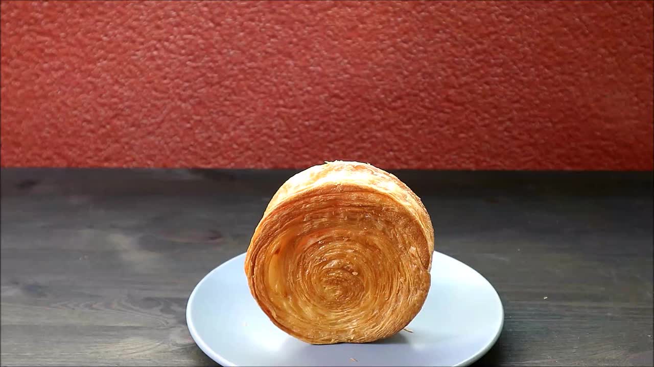 用巧克力甘纳许和切碎的坚果手工浇头美味的超级羊角面包的镜头视频下载