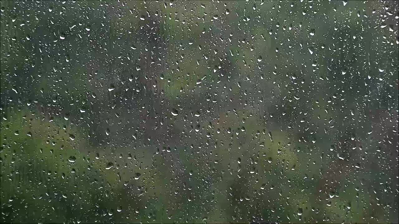 小雨时雨滴落在窗户玻璃上的镜头视频下载
