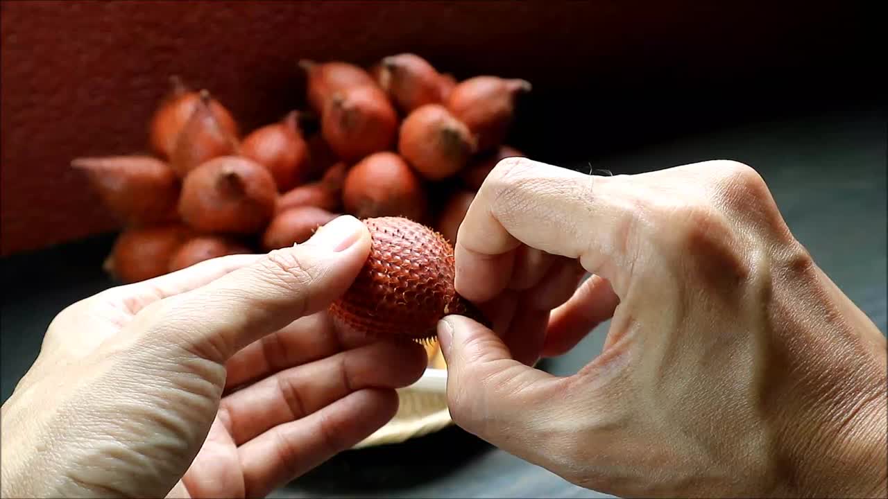 手剥美味蛇皮水果的镜头视频下载