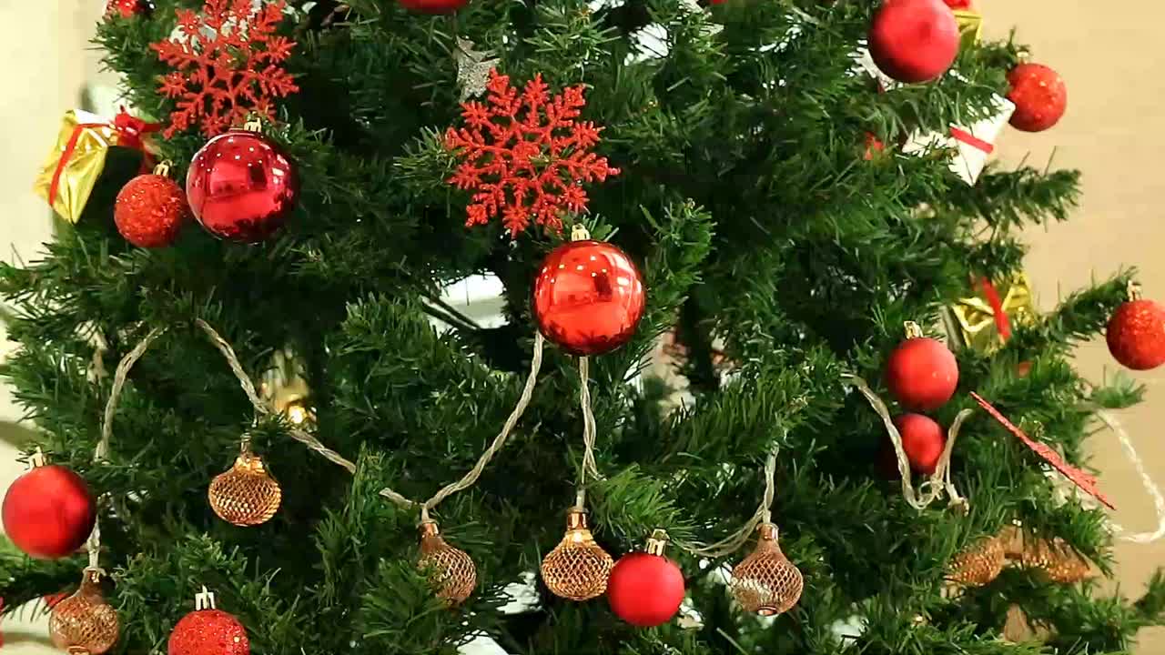 充满活力的彩色装饰品闪闪发光的圣诞树的镜头视频下载