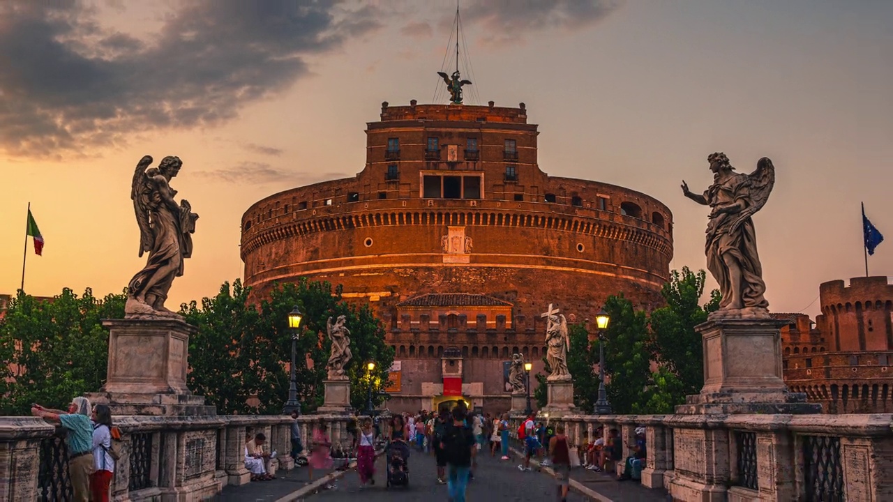 意大利罗马，日落时分圣天使堡人群旅游步行观光景点的时间流逝。视频下载