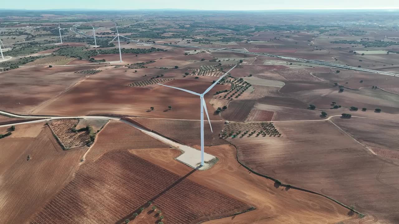 可再生能源，风能，卡斯蒂亚拉曼查，西班牙，农田上的风力涡轮机鸟瞰图视频素材