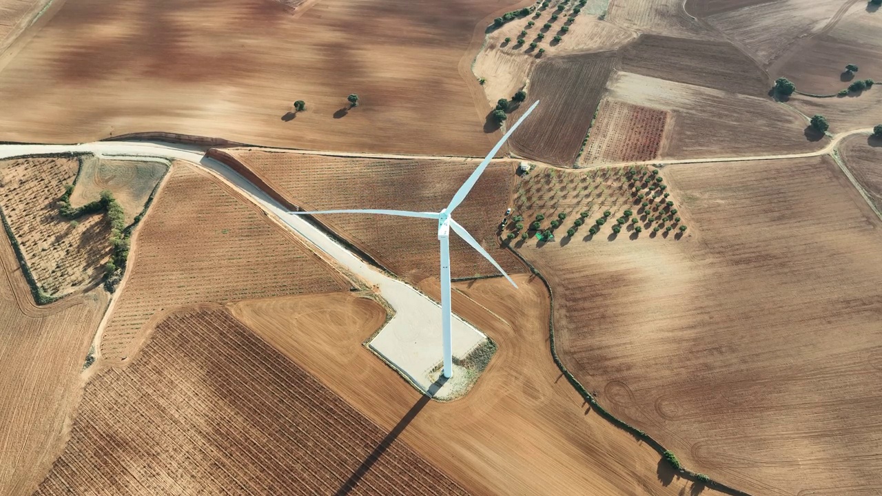 可再生能源，风能，卡斯蒂亚拉曼查，西班牙，农田上的风力涡轮机鸟瞰图视频下载