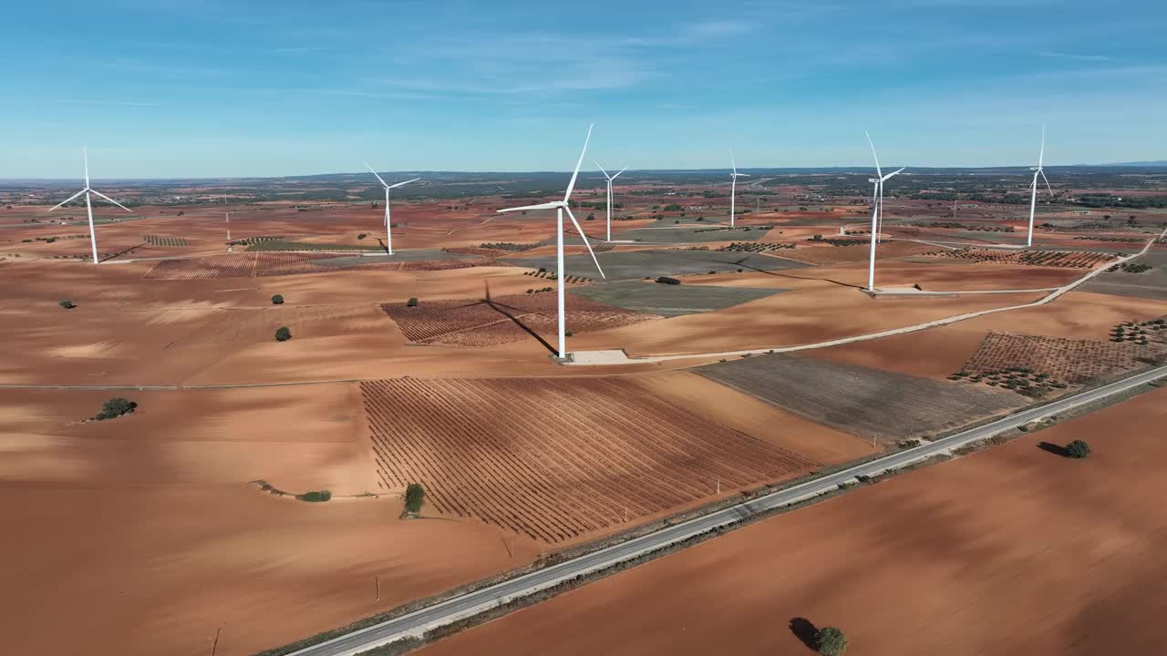 西班牙农田间的风力涡轮机视频素材
