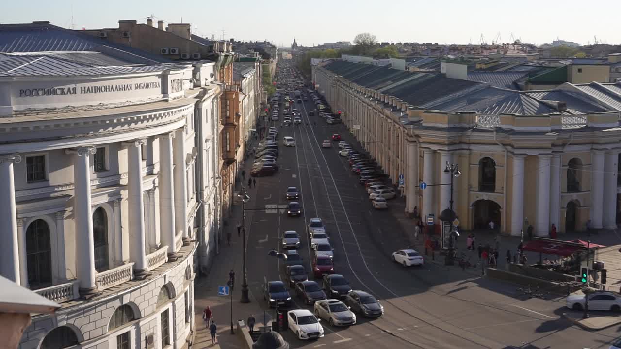 圣彼得堡加速视频街。镜头。汽车和行人沿着街道与旧建筑的运动。视频下载