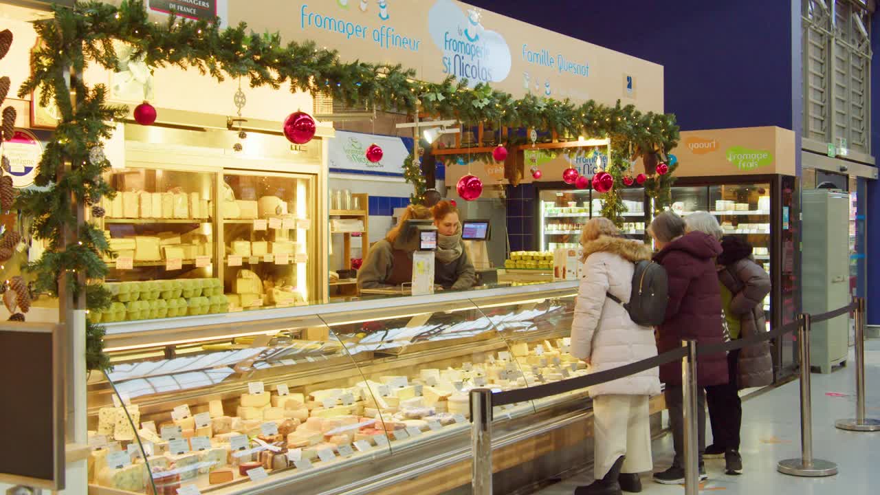 圣诞节期间，法国科尔马的奶酪市场摊位视频下载