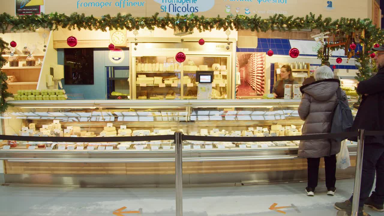 圣诞节期间，法国传统的奶酪市场摊位视频下载
