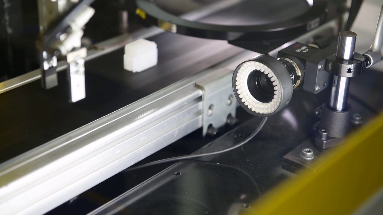多传感器视觉三坐标测量机用于工业中高精度汽车连接器的检测视频素材
