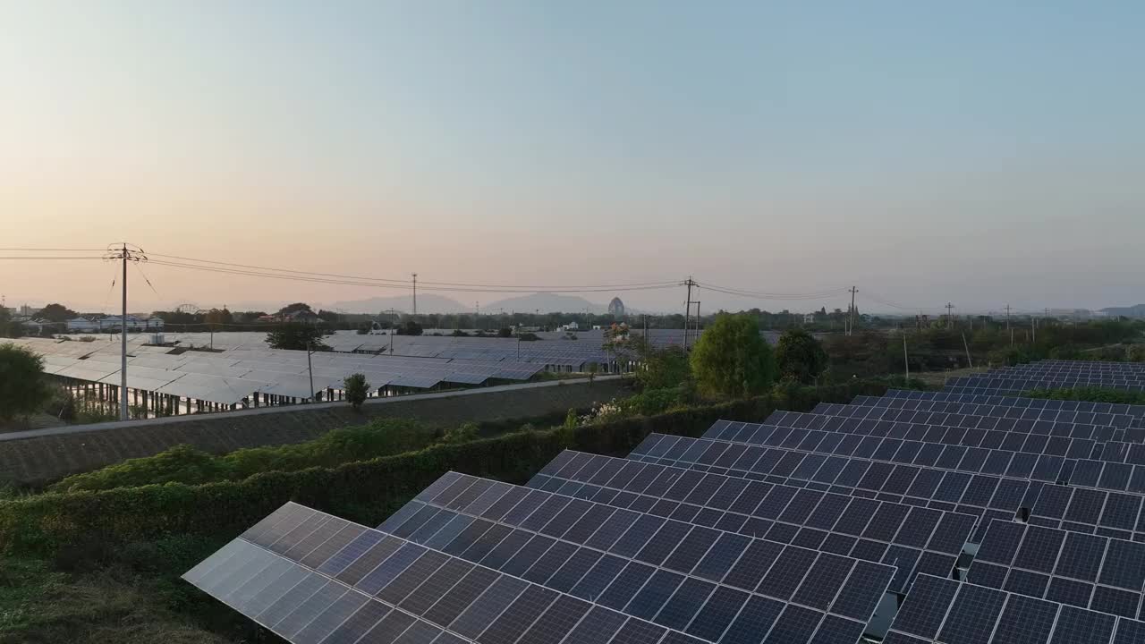 日落时渔场太阳能发电站的实时/无人机视角视图视频下载