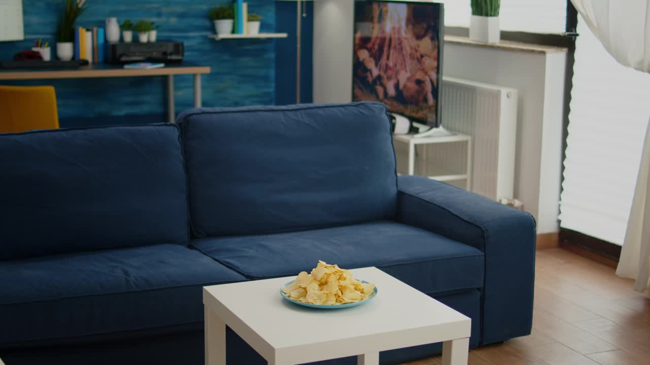 没有人住的现代客厅，还有蓝色的家具视频素材