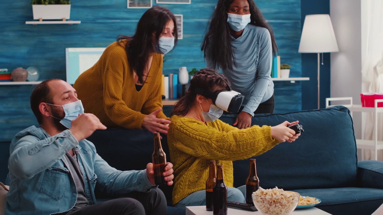 多民族朋友戴着虚拟现实头盔玩视频游戏视频下载
