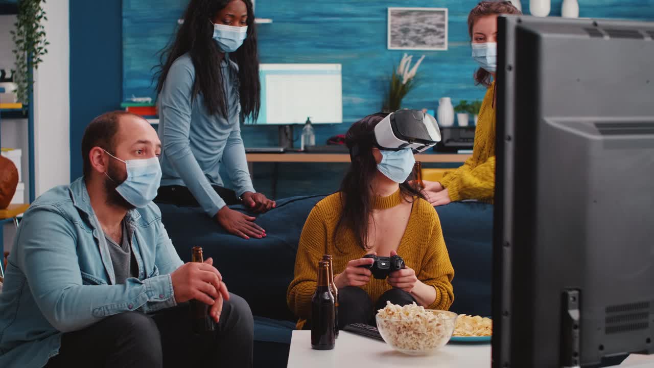 女子使用虚拟现实耳机玩电子游戏视频下载