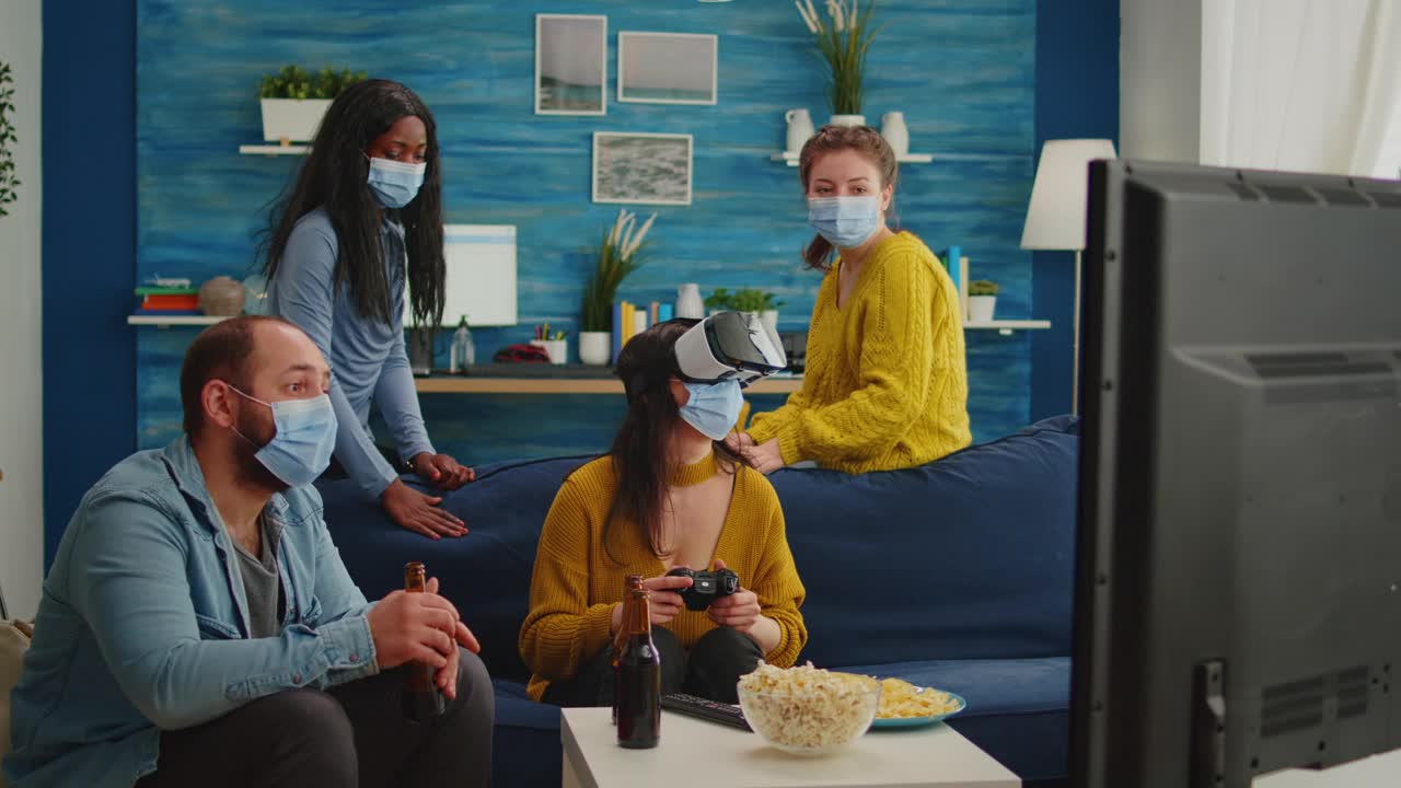 戴着虚拟现实头盔玩电子游戏的女人视频素材