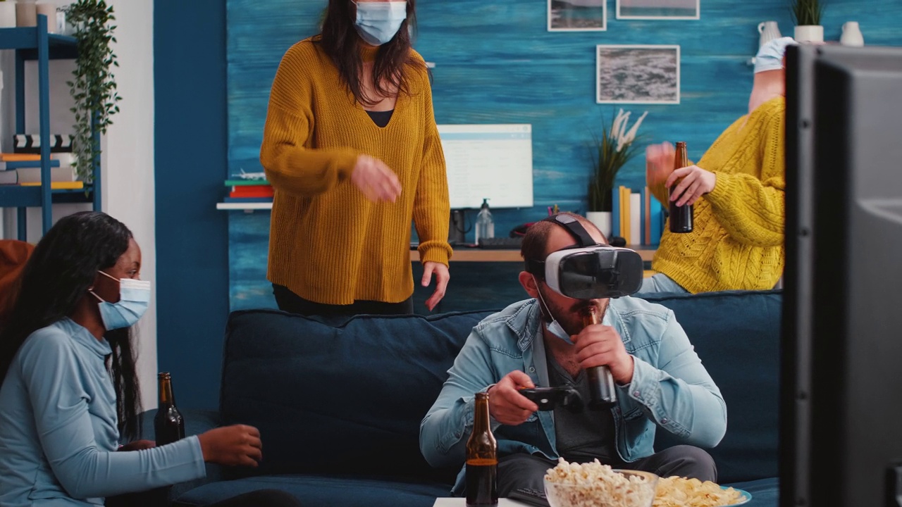 一群不同种族的朋友用VR玩电子游戏视频下载