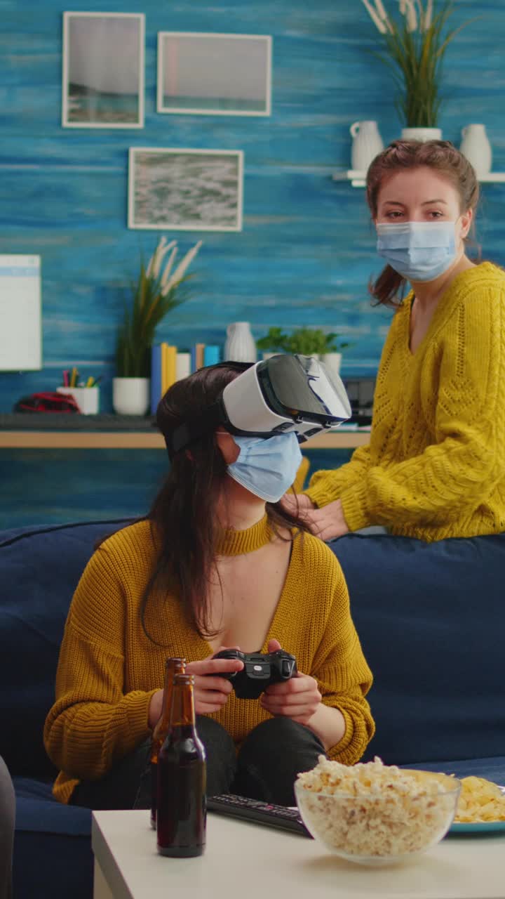 垂直视频:戴着vr头显玩视频游戏的女性视频素材