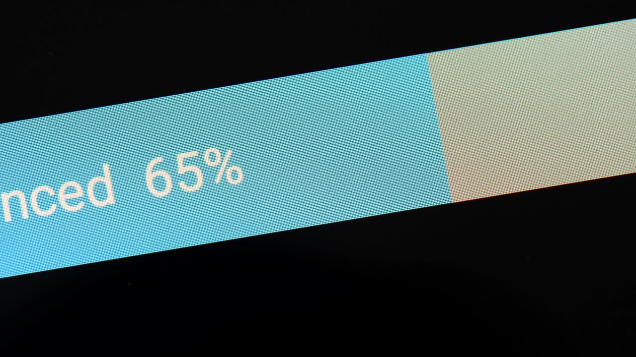 一般蓝色加载进度条百分比计将100%完成安装更新快速快速在智能手机上，手机设备屏幕显示宏细节特写，没有人，速度视频下载