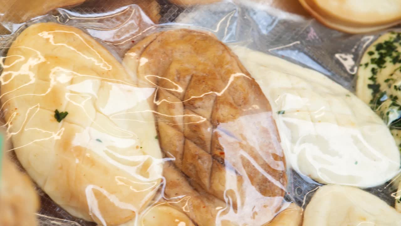真空密封食品，波兰山羊奶酪osypek真空包装，买卖运输和长期储存当地食品，特写，细节，无人。真空封口机概念，气密包装视频下载