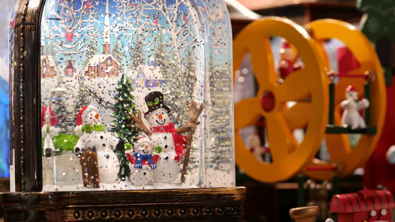 雪花玻璃球里面有小雪人，寒假通用的圣诞装饰小玩意，雪花落在球里面，慢动作，物体细节，特写，没有人，没有人，抽象的符号视频下载