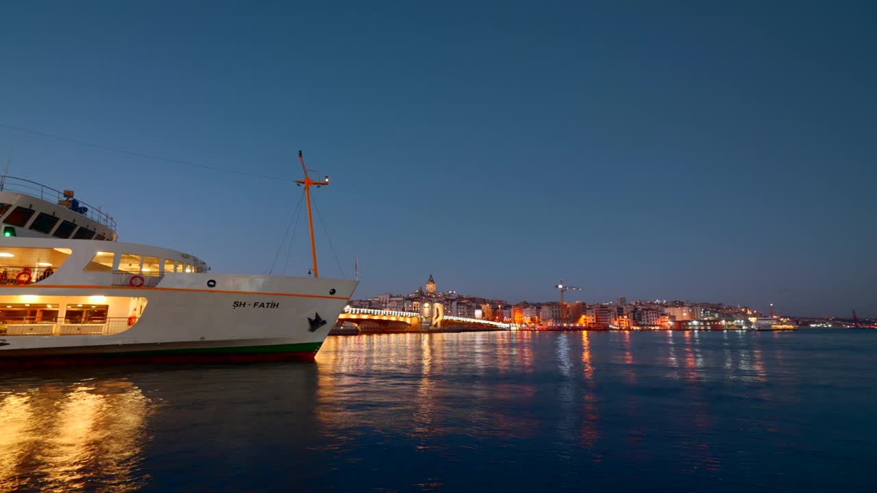 一座古城的海港鸟瞰图。行动。深夜，码头灯火通明。帆船，延时效果视频下载