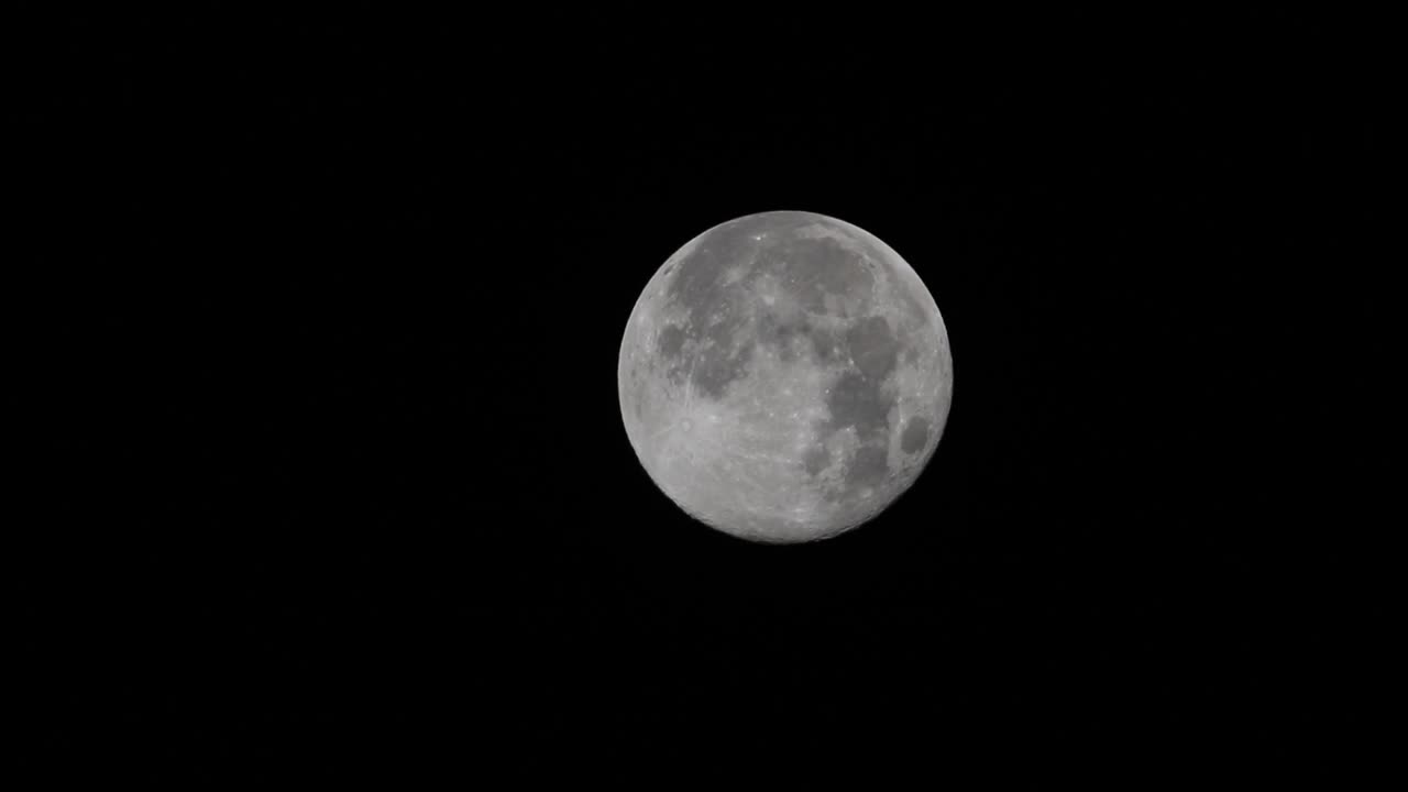 从英国赫特福德希思看到的海狸满月。视频下载