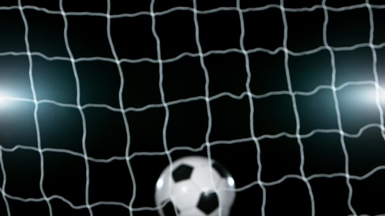 足球飞入球门的超级慢动作。视频下载