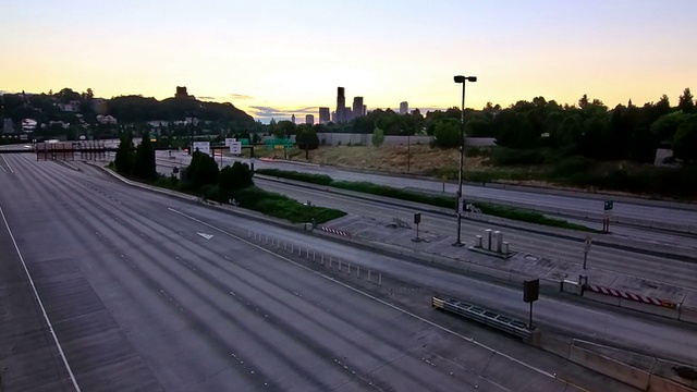 西雅图I-90交通延时日落缩放视频素材