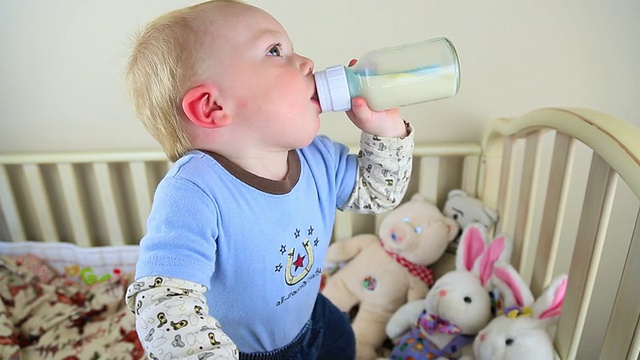 婴儿喝瓶视频素材