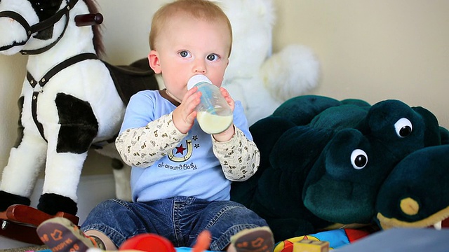 婴儿饮料瓶手推车视频素材