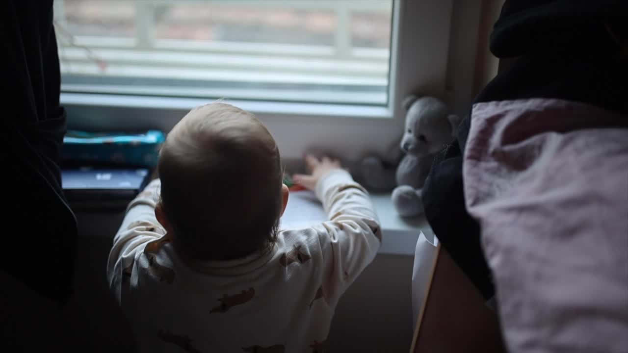 男婴透过窗户探索世界视频下载