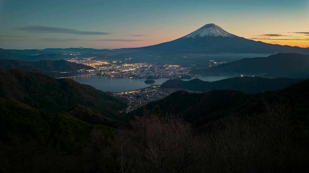 富士山的延时鸟瞰图，从日本山梨县新道阁观景台观看视频下载
