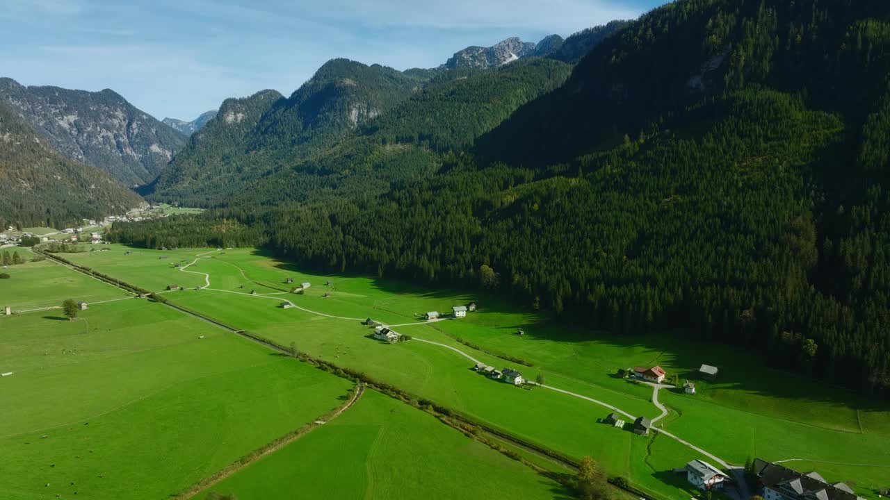 奥地利戈索市美丽的鸟瞰图。小村庄和道路在山间饱和的绿色田野中清晰可见。高品质的4k视频。视频下载