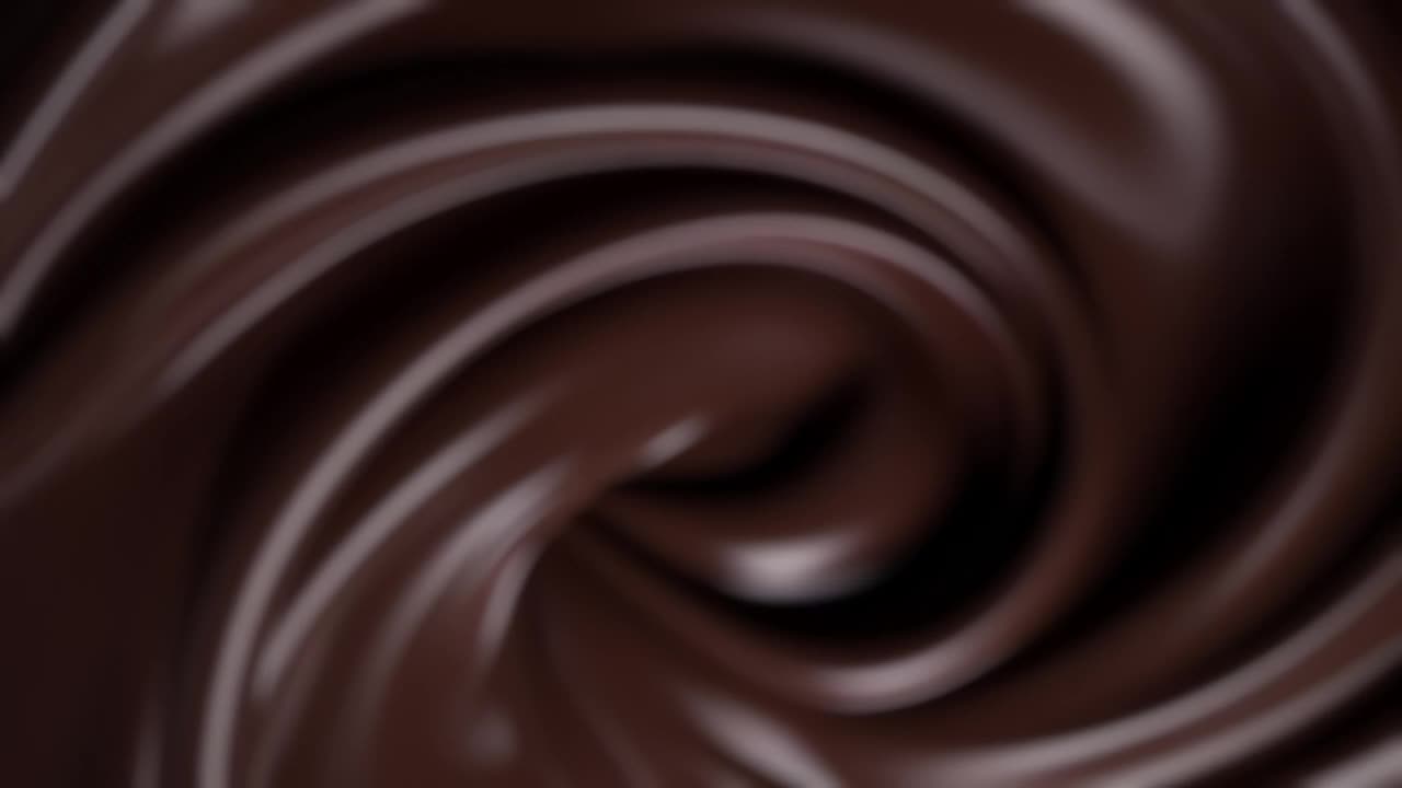 树莓在液体黑巧克力中盘旋和下落视频素材