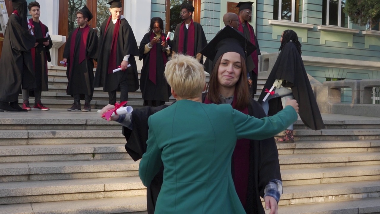 一位高兴的母亲在女儿毕业典礼上问候她视频素材