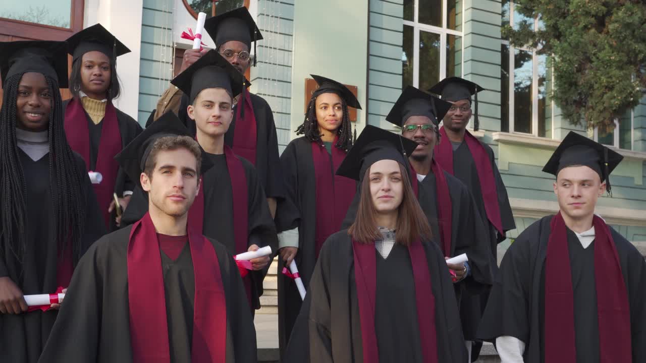 快乐的毕业生挥舞着他们的文凭视频素材