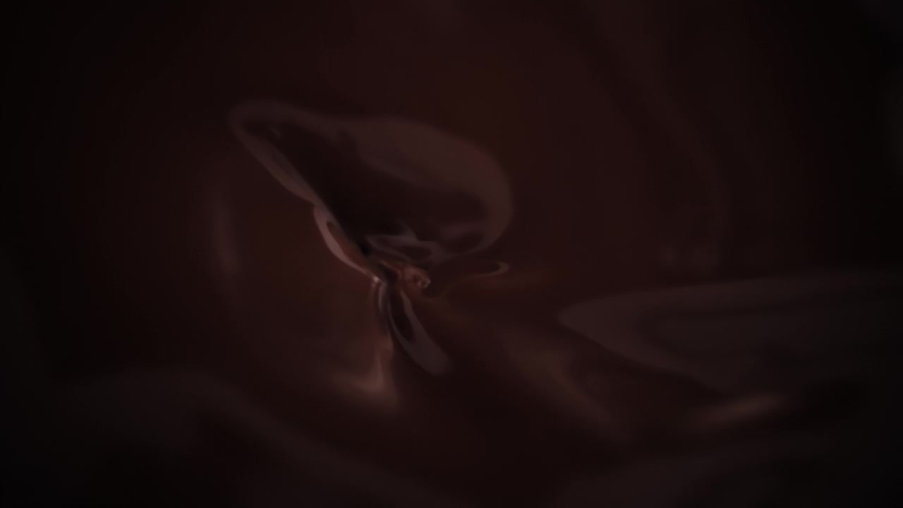 树莓盘旋着落在融化的黑巧克力上，慢动作视频素材