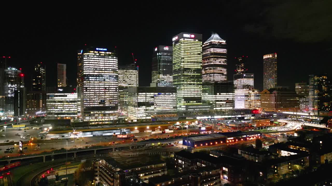 金丝雀码头金融中心夜景鸟瞰图。视频下载