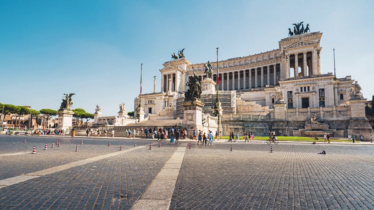 意大利罗马，夏天，拥挤的游客在维克多·伊曼纽尔二世纪念碑走过马路，交通堵塞视频下载