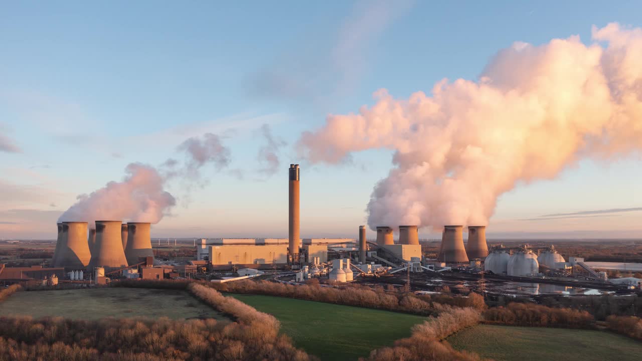 燃煤电厂日落时污染排放的4K航拍时移图视频素材