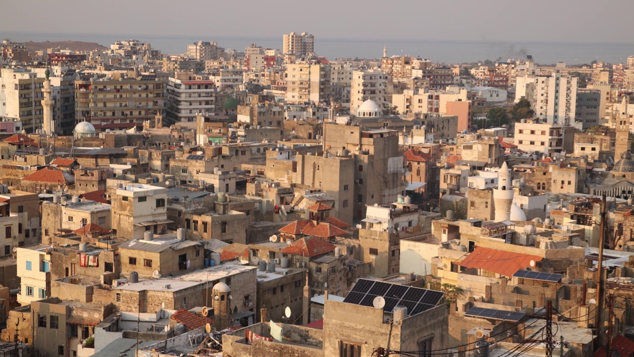黎巴嫩北部黎波里阿拉伯老城的鸟瞰图，有清真寺和尖塔视频素材