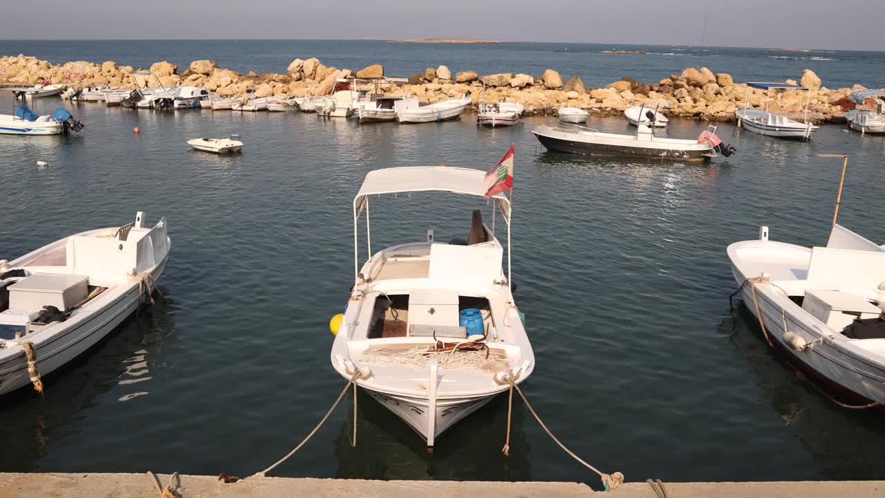 在黎巴嫩北部的黎波里的地中海港口，悬挂着黎巴嫩国旗的船只视频下载