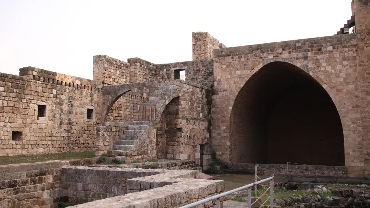 黎巴嫩北部的黎波里一座古老的中东石头城堡的废墟视频下载