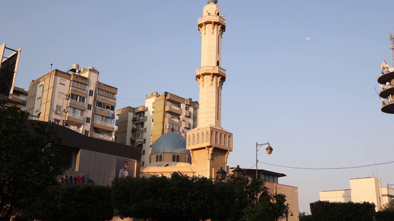 在黎巴嫩北部的的黎波里，古老的阿拉伯小镇上的现代尖塔视频下载