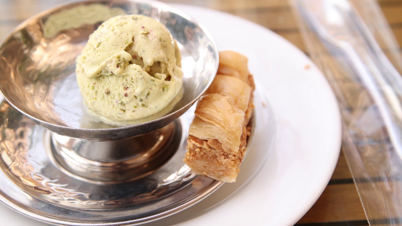黎巴嫩北部的黎波里一家沙漠咖啡馆里的开心果冰淇淋和果仁蜜饼视频下载